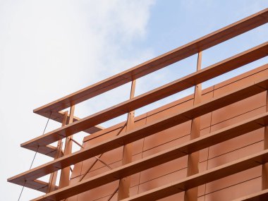 Geometrik cepheli ve güneş gözlüklü modern mimari yapı