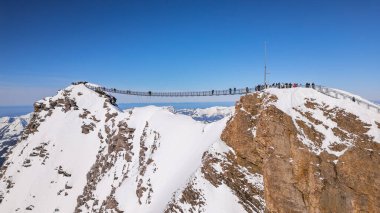 İsviçre 'de Alp Tepeleri ve Askıya alınmış Köprü (Peak Walk) ile Buzul 3000 Panoramik Hava Görüntüsü