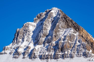 İsviçre 'de Alp Tepeleri ve Askıya alınmış Köprü (Peak Walk) ile Buzul 3000 Panoramik Hava Görüntüsü