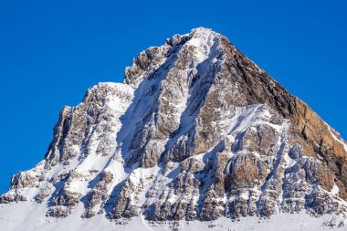 İsviçre 'de Alp Tepeleri ve Askıya alınmış Köprü (Peak Walk) ile Buzul 3000 Panoramik Hava Görüntüsü