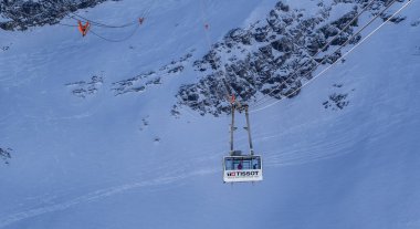 Les Diablerets, İsviçre - 15 Mart 2025: Buzul 3000 zirvesine yolcu taşıyan dağ teleferiği, dünyanın İsviçre Alpleri 'ndeki iki tepe arasındaki tek metal köprüsüne sahip panoramik manzaraya sahip.