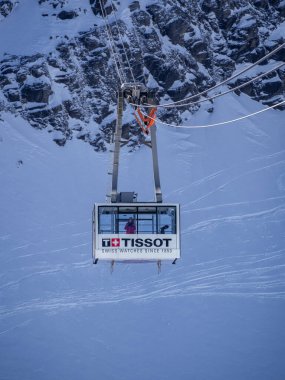 Les Diablerets, İsviçre - 15 Mart 2025: Buzul 3000 zirvesine yolcu taşıyan dağ teleferiği, dünyanın İsviçre Alpleri 'ndeki iki tepe arasındaki tek metal köprüsüne sahip panoramik manzaraya sahip.