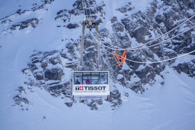 Les Diablerets, İsviçre - 15 Mart 2025: Buzul 3000 zirvesine yolcu taşıyan dağ teleferiği, dünyanın İsviçre Alpleri 'ndeki iki tepe arasındaki tek metal köprüsüne sahip panoramik manzaraya sahip.