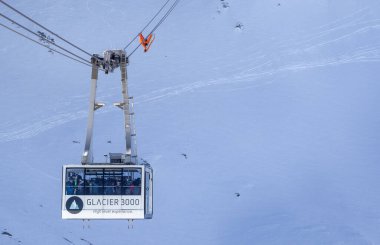  Les Diablerets, İsviçre 15 Mart 2025: Buzul 3000 zirvesine yolcu taşıyan dağ teleferiği, dünyanın İsviçre Alpleri 'ndeki iki tepe arasındaki tek metal köprüsüne sahip panoramik manzaraya sahip.