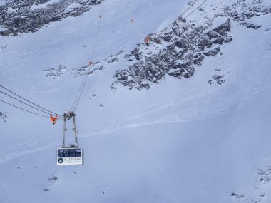 Les Diablerets, İsviçre 15 Mart 2025: Buzul 3000 zirvesine yolcu taşıyan dağ teleferiği, dünyanın İsviçre Alpleri 'ndeki iki tepe arasındaki tek metal köprüsüne sahip panoramik manzaraya sahip.