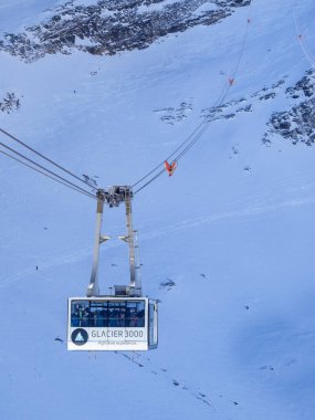  Les Diablerets, İsviçre 15 Mart 2025: Buzul 3000 zirvesine yolcu taşıyan dağ teleferiği, dünyanın İsviçre Alpleri 'ndeki iki tepe arasındaki tek metal köprüsüne sahip panoramik manzaraya sahip.