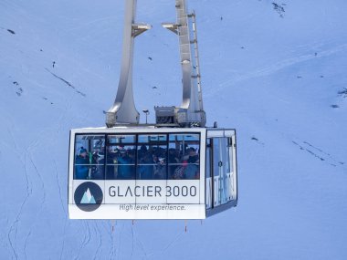  Les Diablerets, İsviçre 15 Mart 2025: Buzul 3000 zirvesine yolcu taşıyan dağ teleferiği, dünyanın İsviçre Alpleri 'ndeki iki tepe arasındaki tek metal köprüsüne sahip panoramik manzaraya sahip.