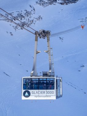  Les Diablerets, İsviçre 15 Mart 2025: Buzul 3000 zirvesine yolcu taşıyan dağ teleferiği, dünyanın İsviçre Alpleri 'ndeki iki tepe arasındaki tek metal köprüsüne sahip panoramik manzaraya sahip.
