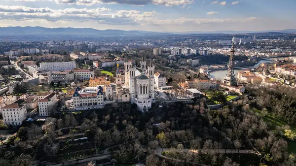 Fransa, Lyon 'daki Notre-Dame de Fourviere Bazilikası, açık mavi gökyüzü, ikonik yapı ve dini mimari, aşağıdan panoramik manzara