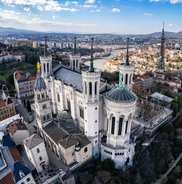 Fransa 'nın Lyon kentindeki Fourvire Hill' deki Notre-Dame de Fourvire Bazilikası 'nın hava panoramik görüntüsü, açık güneşli bir günde arka planda şehir manzarası ve metalik kule.