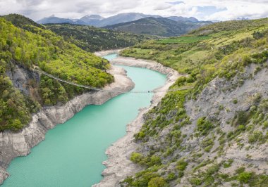 Grenoble yakınlarındaki Fransız Alpleri 'ndeki Monteynard-Avignonet Gölü üzerinde Himalaya yaya yaya yaya köprüsü manzaralı dağ manzarası, popüler yürüyüş noktası