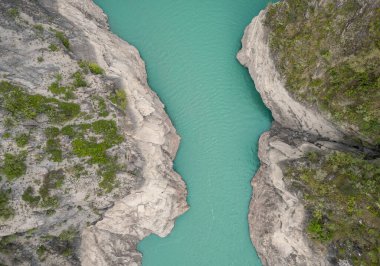Grenoble yakınlarındaki Fransız Alplerinde Monteynard-Avignonet Gölü 'nün manzarası, alp tepeleri ve ormanlarla çevrili turkuaz dağ gölü.