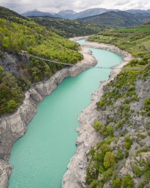 Grenoble yakınlarındaki Fransız Alpleri 'ndeki Monteynard-Avignonet Gölü üzerinde Himalaya yaya yaya yaya köprüsü manzaralı dağ manzarası, popüler yürüyüş noktası