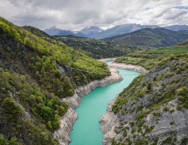 Grenoble yakınlarındaki Fransız Alpleri 'ndeki Monteynard-Avignonet Gölü üzerinde Himalaya yaya yaya yaya köprüsü manzaralı dağ manzarası, popüler yürüyüş noktası