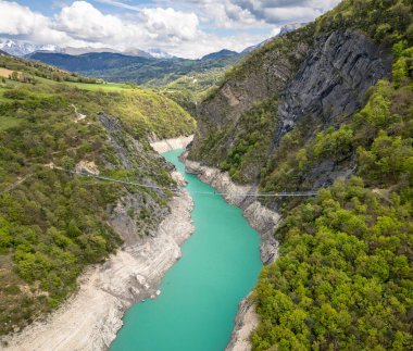 Grenoble yakınlarındaki Fransız Alpleri 'ndeki Monteynard-Avignonet Gölü üzerinde Himalaya yaya yaya yaya köprüsü manzaralı dağ manzarası, popüler yürüyüş noktası