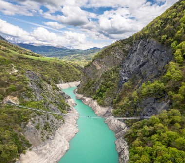 Grenoble yakınlarındaki Fransız Alpleri 'ndeki Monteynard-Avignonet Gölü üzerinde Himalaya yaya yaya yaya köprüsü manzaralı dağ manzarası, popüler yürüyüş noktası
