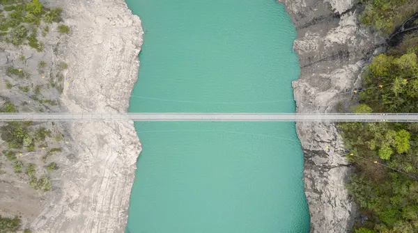 Grenoble yakınlarındaki Fransız Alpleri 'ndeki Monteynard-Avignonet Gölü üzerinde Himalaya yaya yaya yaya köprüsü manzaralı dağ manzarası, popüler yürüyüş noktası