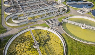 Fransa 'nın Lyon kenti yakınlarındaki atık su arıtma tesisinin çevre dostu hava manzarası, kentsel ufuk çizgisi sürdürülebilir su yönetimi ve çevre koruma kavramı