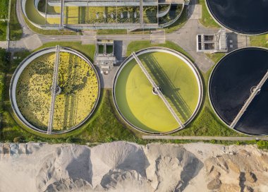Fransa 'nın Lyon kenti yakınlarındaki atık su arıtma tesisinin çevre dostu hava manzarası, kentsel ufuk çizgisi sürdürülebilir su yönetimi ve çevre koruma kavramı