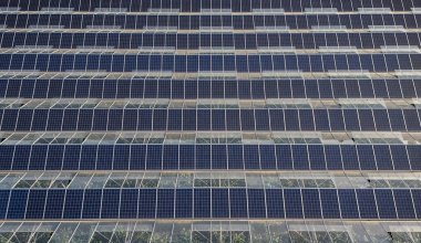 Çatıda monte edilmiş fotovoltaik güneş panelleriyle sebze yetiştirmek için sera, sürdürülebilir ve çevre dostu gıda üretimi için tarım ve güneş enerjisini birleştiriyor