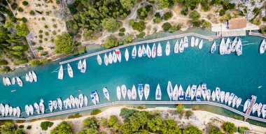  Fransa 'nın Cassis kenti yakınlarındaki Picturesque Calanque de Port-Miou limanının havadan görünüşü Akdeniz kıyısında gizli bir mücevher.