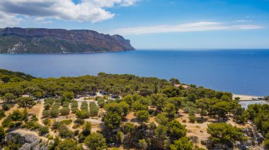 Cassis 'in panoramik hava manzarası, çarpıcı manzarası ve turkuaz kıyı sularında huzur içinde süzülen yelkenli ve küçük tekneleriyle parıldayan Akdeniz..
