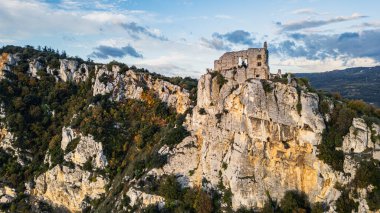 Chateau de Crussol harabeleri, Saint-Peray, Ardeche 'deki Rhne Vadisi' ne bakan bir tepedeki 12. yüzyıl ortaçağ şatosu, Fransa 'nın zıt hava manzarası