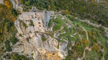 Chateau de Crussol harabeleri, Saint-Peray, Ardeche 'deki Rhne Vadisi' ne bakan bir tepedeki 12. yüzyıl ortaçağ şatosu, Fransa 'nın zıt hava manzarası