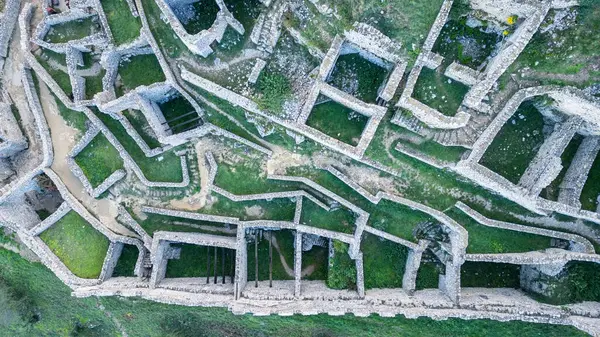 Chateau de Crussol harabeleri, Saint-Peray, Ardeche 'deki Rhne Vadisi' ne bakan bir tepedeki 12. yüzyıl ortaçağ şatosu, Fransa 'nın zıt hava manzarası