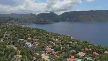 Cassis 'in panoramik hava manzarası, çarpıcı manzarası ve turkuaz kıyı sularında huzur içinde süzülen yelkenli ve küçük tekneleriyle parıldayan Akdeniz..