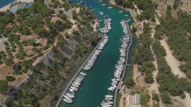 Fransa 'nın Cassis kenti yakınlarındaki Picturesque Calanque de Port-Miou limanının havadan görünüşü Akdeniz kıyısında gizli bir mücevher.