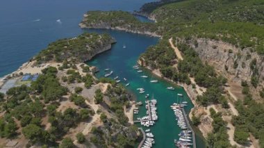 Fransa 'nın Cassis kenti yakınlarındaki Picturesque Calanque de Port-Miou limanının havadan görünüşü Akdeniz kıyısında gizli bir mücevher.