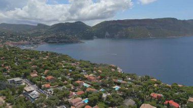 Cassis 'in panoramik hava manzarası, çarpıcı manzarası ve turkuaz kıyı sularında huzur içinde süzülen yelkenli ve küçük tekneleriyle parıldayan Akdeniz..