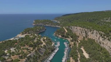 Fransa 'nın Cassis kenti yakınlarındaki Picturesque Calanque de Port-Miou limanının havadan görünüşü Akdeniz kıyısında gizli bir mücevher.