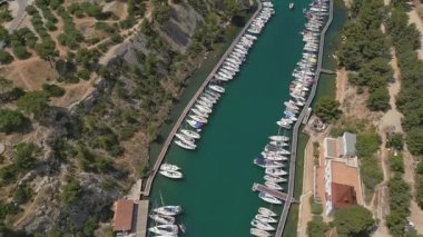 Fransa 'nın Cassis kenti yakınlarındaki Picturesque Calanque de Port-Miou limanının havadan görünüşü Akdeniz kıyısında gizli bir mücevher.