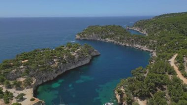 Fransa 'nın Cassis kenti yakınlarındaki Picturesque Calanque de Port-Miou limanının havadan görünüşü Akdeniz kıyısında gizli bir mücevher.