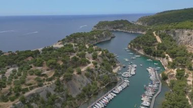 Fransa 'nın Cassis kenti yakınlarındaki Picturesque Calanque de Port-Miou limanının havadan görünüşü Akdeniz kıyısında gizli bir mücevher.