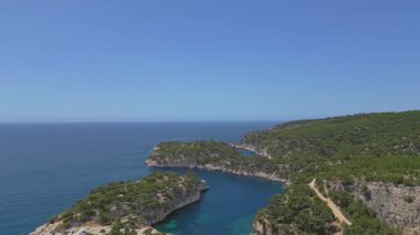 Fransa 'nın Cassis kenti yakınlarındaki Picturesque Calanque de Port-Miou limanının havadan görünüşü Akdeniz kıyısında gizli bir mücevher.