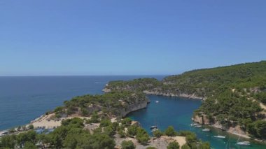Fransa 'nın Cassis kenti yakınlarındaki Picturesque Calanque de Port-Miou limanının havadan görünüşü Akdeniz kıyısında gizli bir mücevher.
