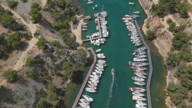 Fransa 'nın Cassis kenti yakınlarındaki Picturesque Calanque de Port-Miou limanının havadan görünüşü Akdeniz kıyısında gizli bir mücevher.