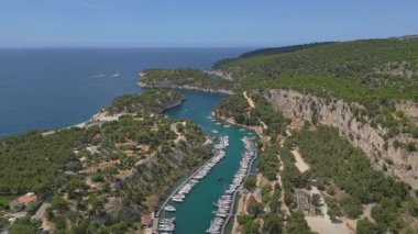 Fransa 'nın Cassis kenti yakınlarındaki Picturesque Calanque de Port-Miou limanının havadan görünüşü Akdeniz kıyısında gizli bir mücevher.