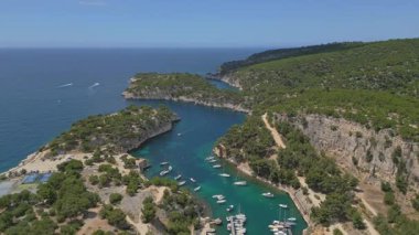 Fransa 'nın Cassis kenti yakınlarındaki Picturesque Calanque de Port-Miou limanının havadan görünüşü Akdeniz kıyısında gizli bir mücevher.