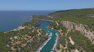 Fransa 'nın Cassis kenti yakınlarındaki Picturesque Calanque de Port-Miou limanının havadan görünüşü Akdeniz kıyısında gizli bir mücevher.