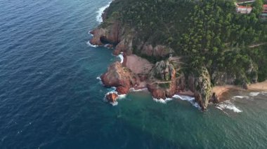 Massif de l'Esterel -Theoule sur Mer -Pointe de l'Aiguille. Esterel Akdeniz kıyıları, kızıl kayalar, sahil ve deniz. Fransız Rivierası Cte d 'Azur' da