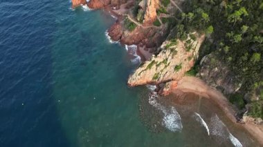 Massif de l'Esterel -Theoule sur Mer -Pointe de l'Aiguille. Esterel Akdeniz kıyıları, kızıl kayalar, sahil ve deniz. Fransız Rivierası Cte d 'Azur' da