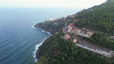 Massif de l'Esterel -Theoule sur Mer -Pointe de l'Aiguille. Esterel Akdeniz kıyıları, kızıl kayalar, sahil ve deniz. Fransız Rivierası Cte d 'Azur' da