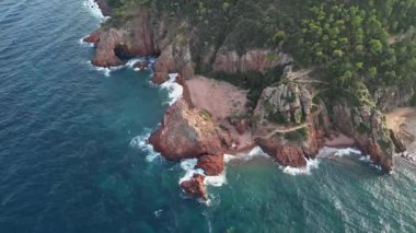 Massif de l'Esterel -Theoule sur Mer -Pointe de l'Aiguille. Esterel Akdeniz kıyıları, kızıl kayalar, sahil ve deniz. Fransız Rivierası Cte d 'Azur' da