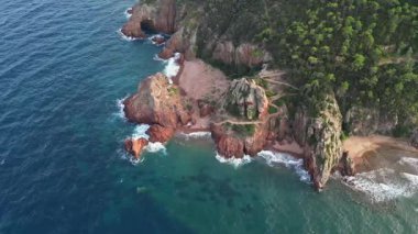 Massif de l'Esterel -Theoule sur Mer -Pointe de l'Aiguille. Esterel Akdeniz kıyıları, kızıl kayalar, sahil ve deniz. Fransız Rivierası Cte d 'Azur' da