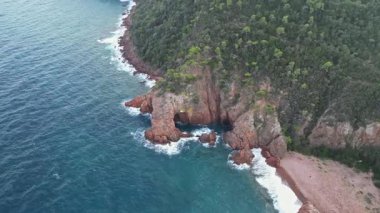 Massif de l'Esterel -Theoule sur Mer -Pointe de l'Aiguille. Esterel Akdeniz kıyıları, kızıl kayalar, sahil ve deniz. Fransız Rivierası Cte d 'Azur' da