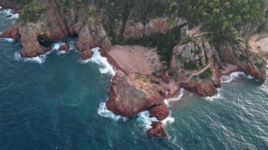 Massif de l'Esterel -Theoule sur Mer -Pointe de l'Aiguille. Esterel Akdeniz kıyıları, kızıl kayalar, sahil ve deniz. Fransız Rivierası Cte d 'Azur' da